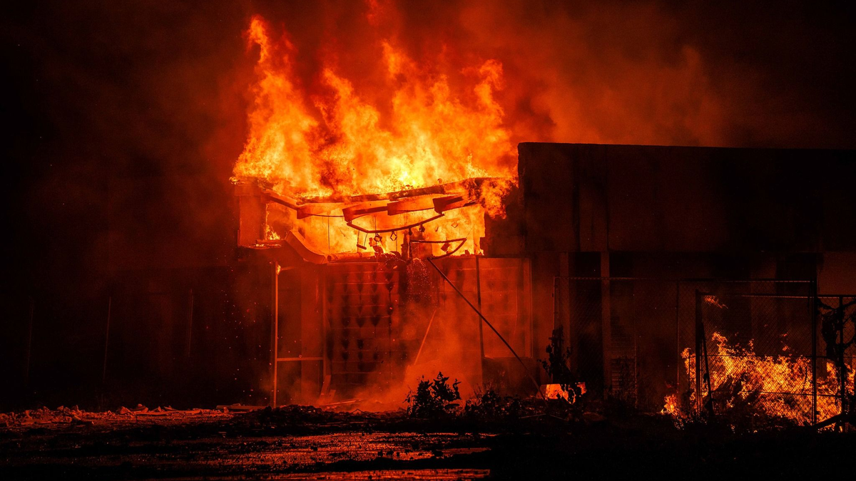 Die schlecht ausgerüstete Feuerwehr kam nicht gegen die Flammen an. - Foto: Chewy Lin/AAP/dpa