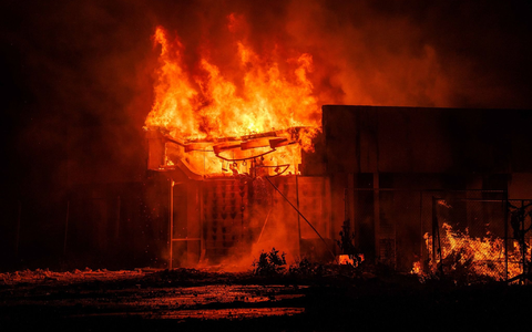 Die schlecht ausgerüstete Feuerwehr kam nicht gegen die Flammen an. - Foto: Chewy Lin/AAP/dpa