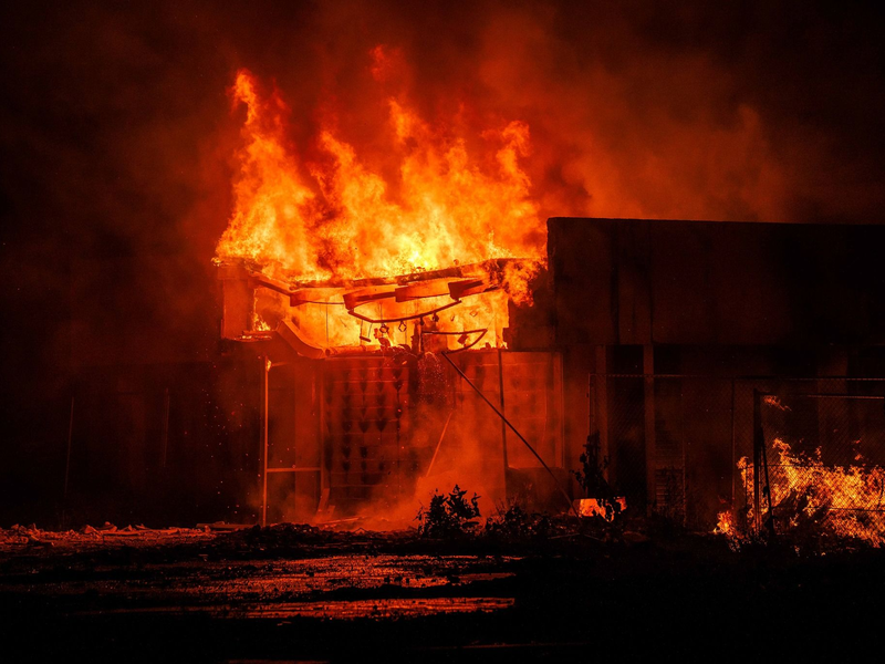 Die schlecht ausgerüstete Feuerwehr kam nicht gegen die Flammen an. - Foto: Chewy Lin/AAP/dpa