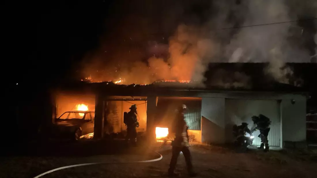 FW-DO: Garagenbrand in Dortmund-Hostedde zerstört mehrere PKW - Bild: presseportal.de