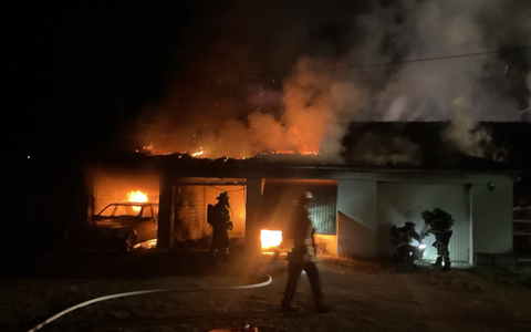 FW-DO: Garagenbrand in Dortmund-Hostedde zerstört mehrere PKW - Foto: presseportal.de