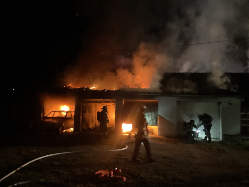 FW-DO: Garagenbrand in Dortmund-Hostedde zerstört mehrere PKW - Foto: presseportal.de