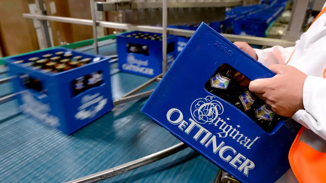 Produktion in der Oettinger Brauerei in Braunschweig. Derzeit ruht die Produktion wegen eines Warnstreiks. (Archivbild) - Bild: Peter Steffen/dpa