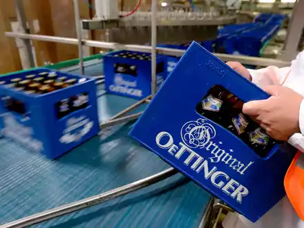 Produktion in der Oettinger Brauerei in Braunschweig. Derzeit ruht die Produktion wegen eines Warnstreiks. (Archivbild) - Foto: Peter Steffen/dpa