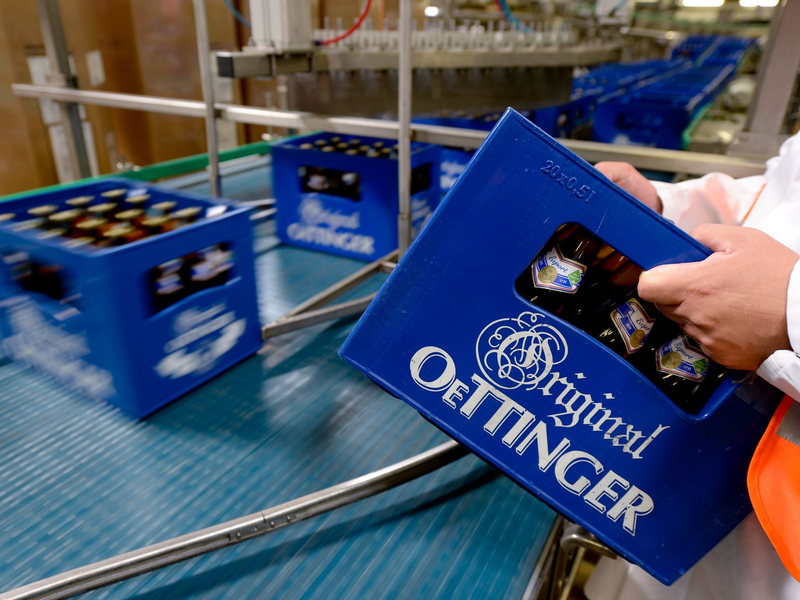 Produktion in der Oettinger Brauerei in Braunschweig. Derzeit ruht die Produktion wegen eines Warnstreiks. (Archivbild) - Foto: Peter Steffen/dpa