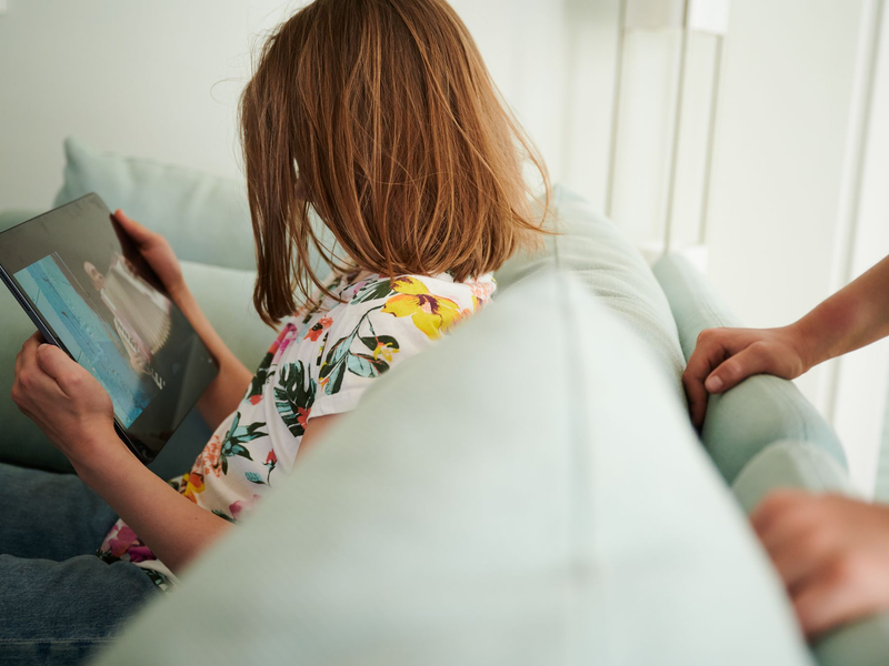 Dass Kinder so viel am Tablet oder Smartphone hängen, macht vielen Eltern große Sorgen. (Symbolbild) - Foto: Annette Riedl/dpa/dpa-tmn