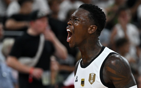 Schröder spricht im Podcast mit Moritz Wagner. - Foto: Sven Hoppe/dpa