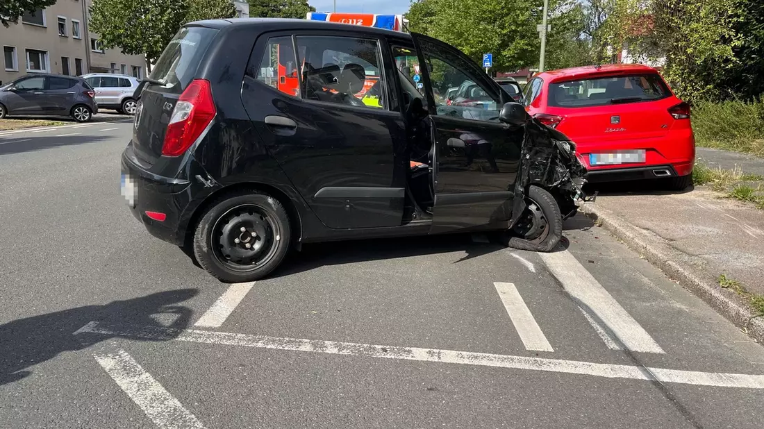 POL-DU: Röttgersbach: Verkehrsschilder umgefahren und mit zwei Autos kollidiert - 69-Jährige verletzt - Bild: presseportal.de