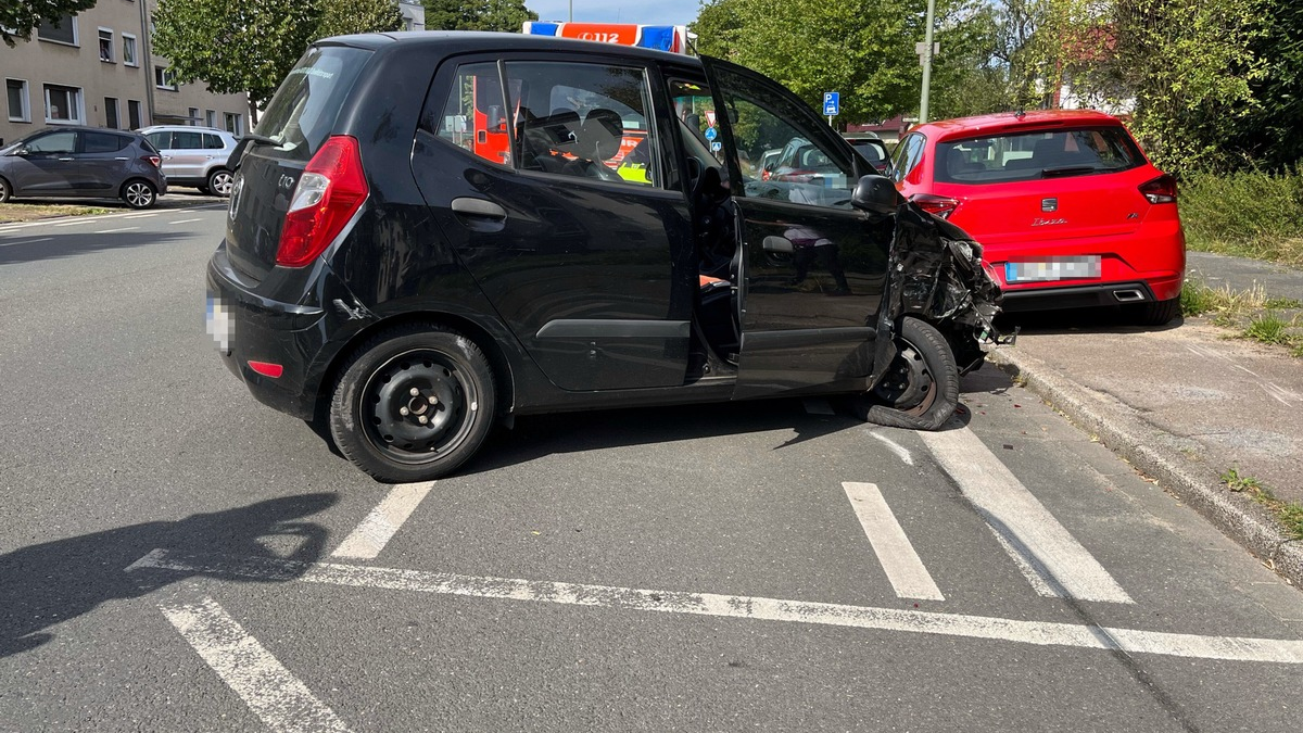 POL-DU: Röttgersbach: Verkehrsschilder umgefahren und mit zwei Autos kollidiert - 69-Jährige verletzt - Foto: presseportal.de
