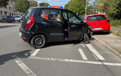 POL-DU: Röttgersbach: Verkehrsschilder umgefahren und mit zwei Autos kollidiert - 69-Jährige verletzt - Foto: presseportal.de