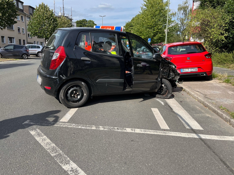 POL-DU: Röttgersbach: Verkehrsschilder umgefahren und mit zwei Autos kollidiert - 69-Jährige verletzt - Foto: presseportal.de