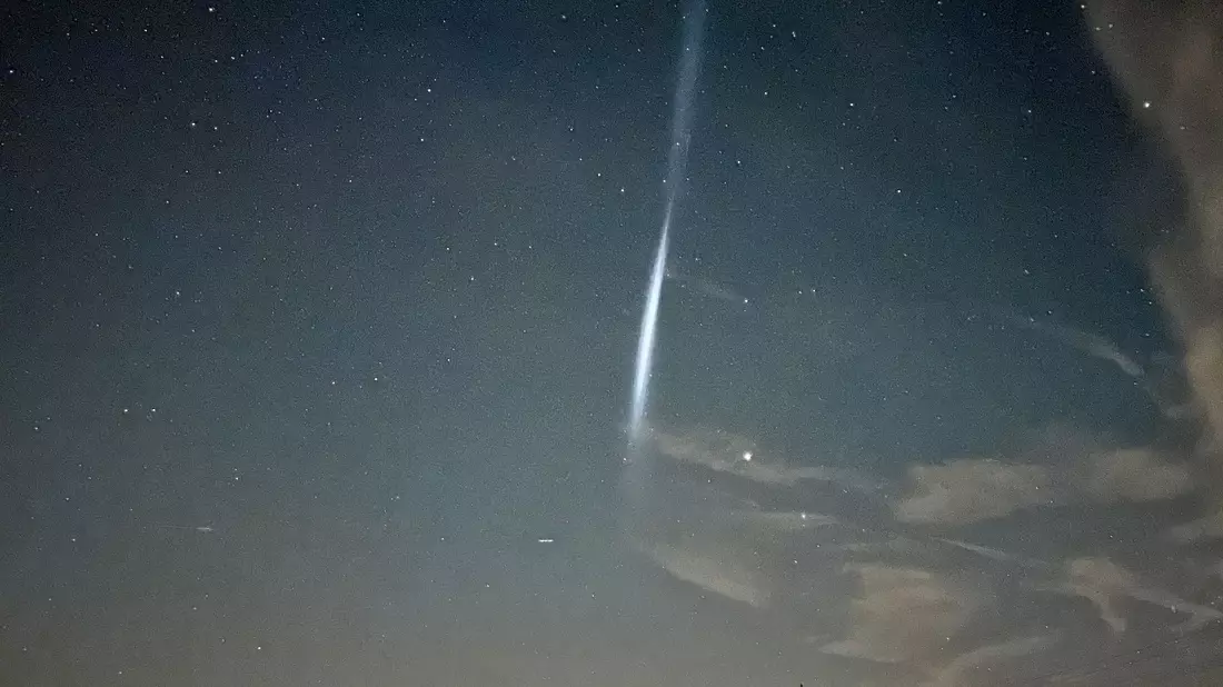 Was ist denn das? - Treibstofftropfen einer Rakete hinterlassen Lichtstreifen (Foto-Handout) - Bild: Klein/vifogra/dpa