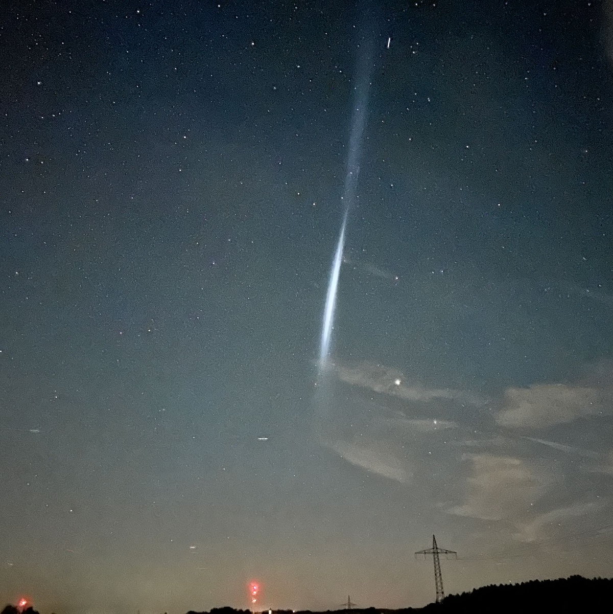 Was ist denn das? - Treibstofftropfen einer Rakete hinterlassen Lichtstreifen (Foto-Handout) - Foto: Klein/vifogra/dpa
