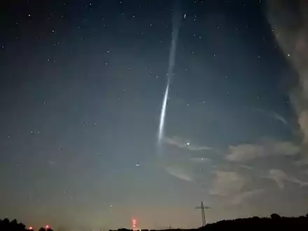 Was ist denn das? - Treibstofftropfen einer Rakete hinterlassen Lichtstreifen (Foto-Handout) - Foto: Klein/vifogra/dpa