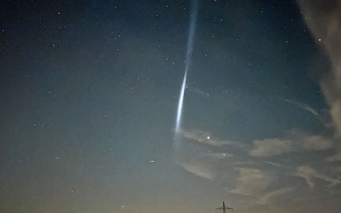 Was ist denn das? - Treibstofftropfen einer Rakete hinterlassen Lichtstreifen (Foto-Handout) - Foto: Klein/vifogra/dpa Was ist denn das? - Treibstofftropfen einer Rakete hinterlassen Lichtstreifen (Foto-Handout) - Foto: Klein/vifogra/dpa