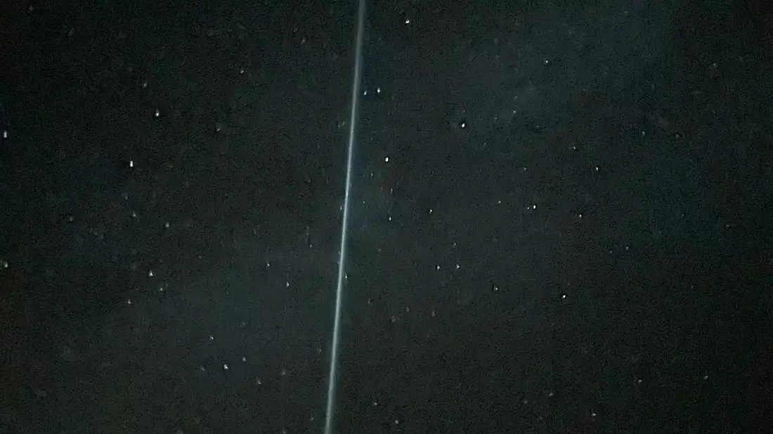 Lichtstreifen kam von Treibstofftropfen einer chinesischen Rakete (Foto-Handout) - Bild: ---/CENAP /dpa