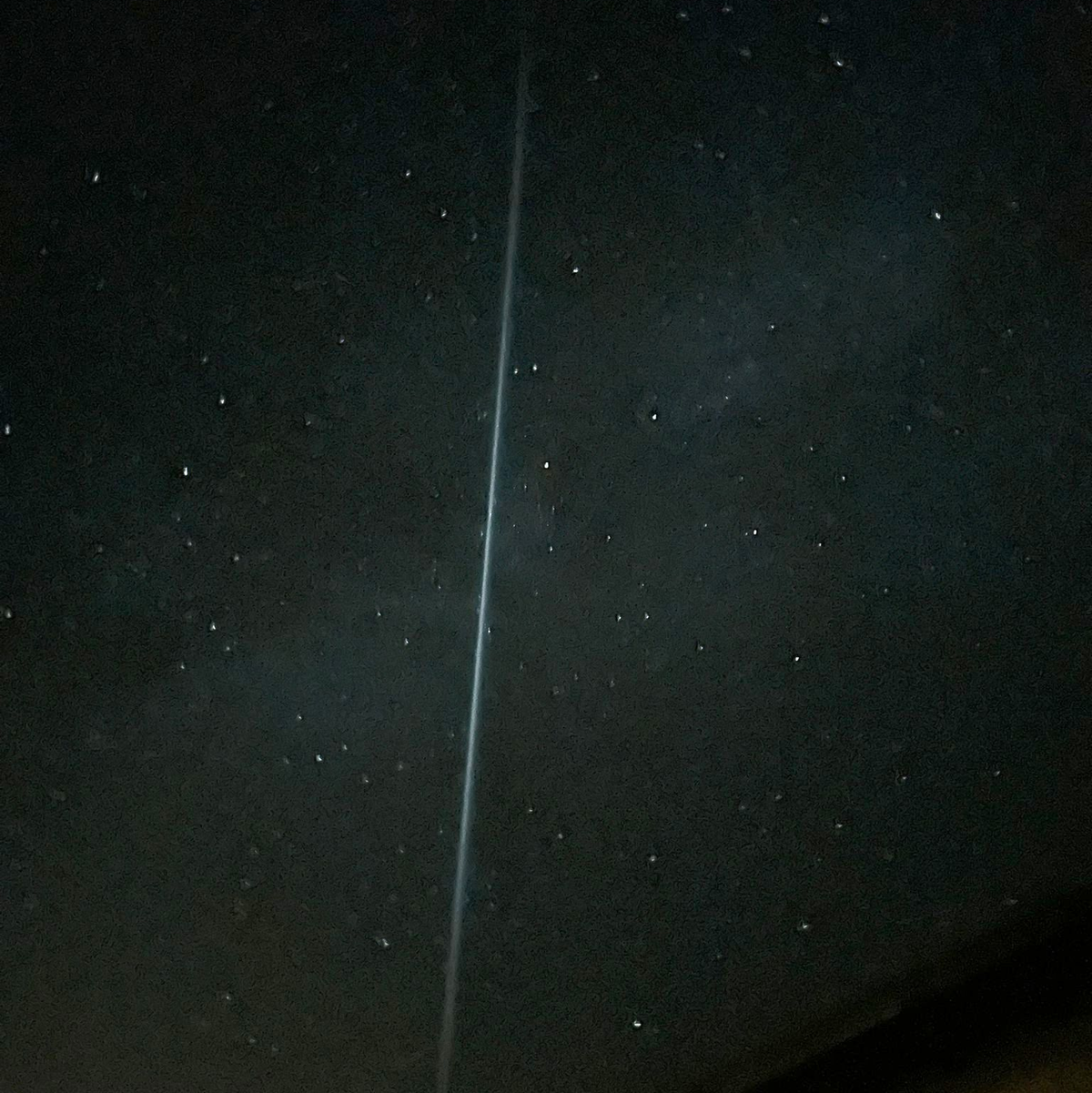 Lichtstreifen kam von Treibstofftropfen einer chinesischen Rakete (Foto-Handout) - Foto: ---/CENAP /dpa