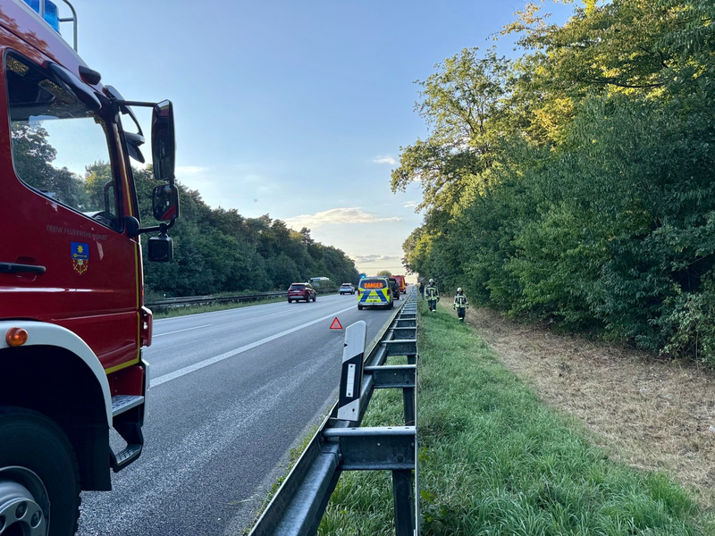 FW Hünxe: Auslaufende Betriebsmittel auf der BAB 3 - Foto: presseportal.de
