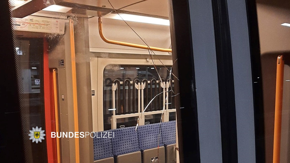 Bundespolizeidirektion München: Frust wegen verpasstem Zug 31-Jähriger warf zwei Bierflaschen - Foto: presseportal.de