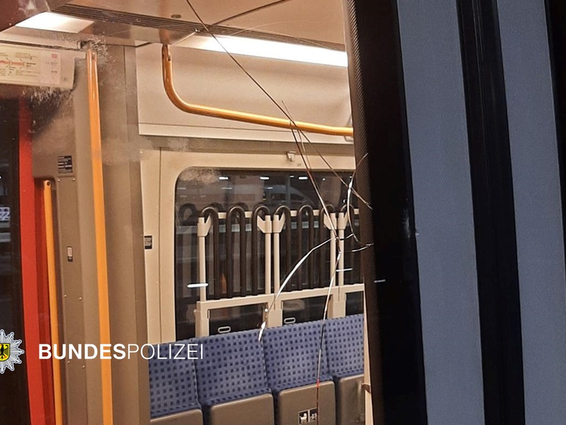 Bundespolizeidirektion München: Frust wegen verpasstem Zug 31-Jähriger warf zwei Bierflaschen - Foto: presseportal.de