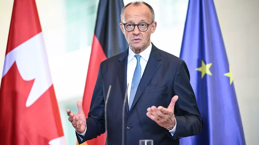 Bundeskanzler Merz wirft dem russischen Präsidenten Putin eine Verzögerungsstrategie bei der Suche nach Frieden für die Ukraine vor. - Bild: Britta Pedersen/dpa