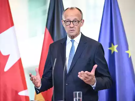 Bundeskanzler Merz wirft dem russischen Präsidenten Putin eine Verzögerungsstrategie bei der Suche nach Frieden für die Ukraine vor. - Foto: Britta Pedersen/dpa