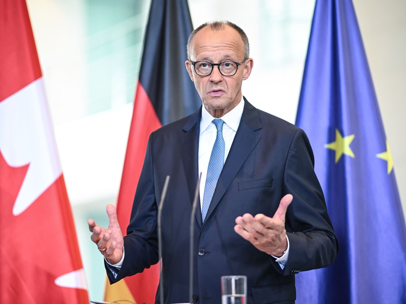 Bundeskanzler Merz wirft dem russischen Präsidenten Putin eine Verzögerungsstrategie bei der Suche nach Frieden für die Ukraine vor. - Foto: Britta Pedersen/dpa