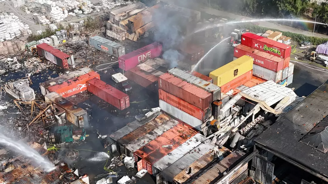 Brandbekämpfung an mehreren Stellen gleichzeitig - der Großbrand im Hamburger Hafen hat rund 320 Einsatzkräfte beschäftigt.  - Bild: Marcus Golejewski/dpa