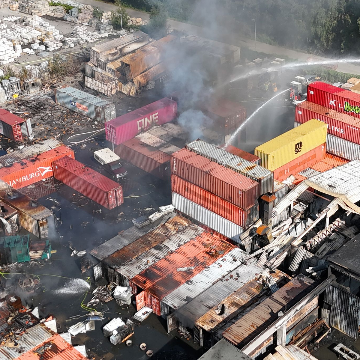 Brandbekämpfung an mehreren Stellen gleichzeitig - der Großbrand im Hamburger Hafen hat rund 320 Einsatzkräfte beschäftigt.  - Foto: Marcus Golejewski/dpa