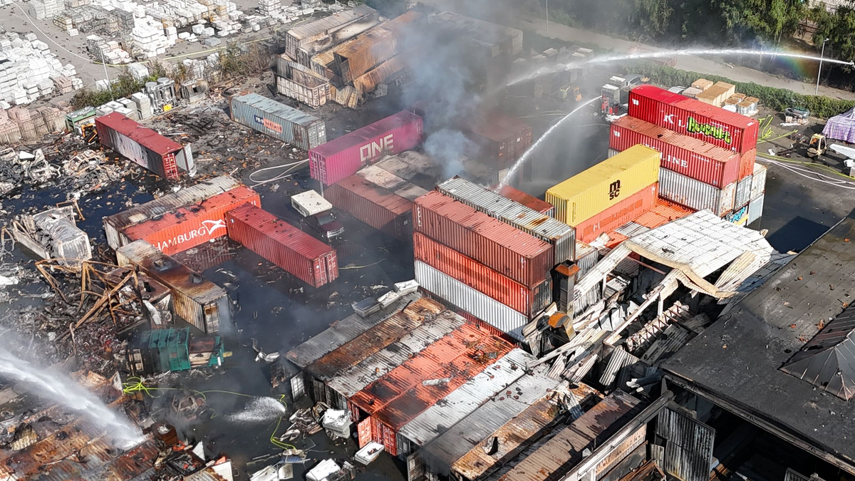 Brandbekämpfung an mehreren Stellen gleichzeitig: Der Großbrand im Hamburger Hafen hat rund 320 Einsatzkräfte beschäftigt.  - Foto: Marcus Golejewski/dpa