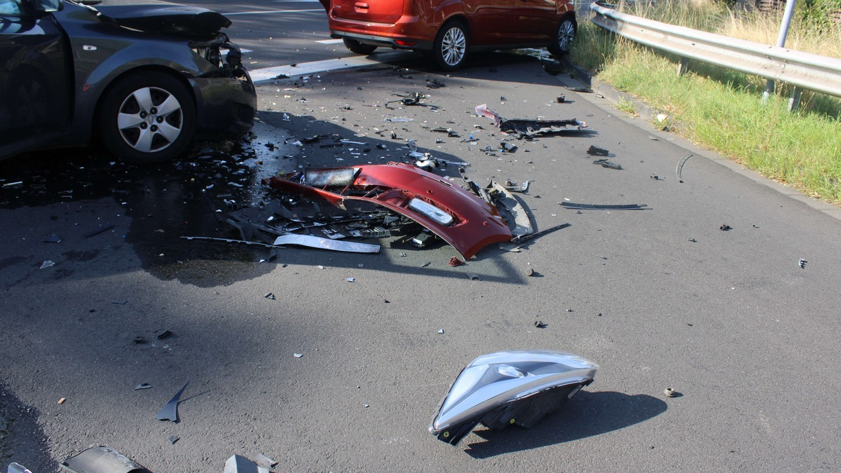 POL-SU: Abbiegefehler - Frontalzusammenstoß im Gegenverkehr - Foto: presseportal.de