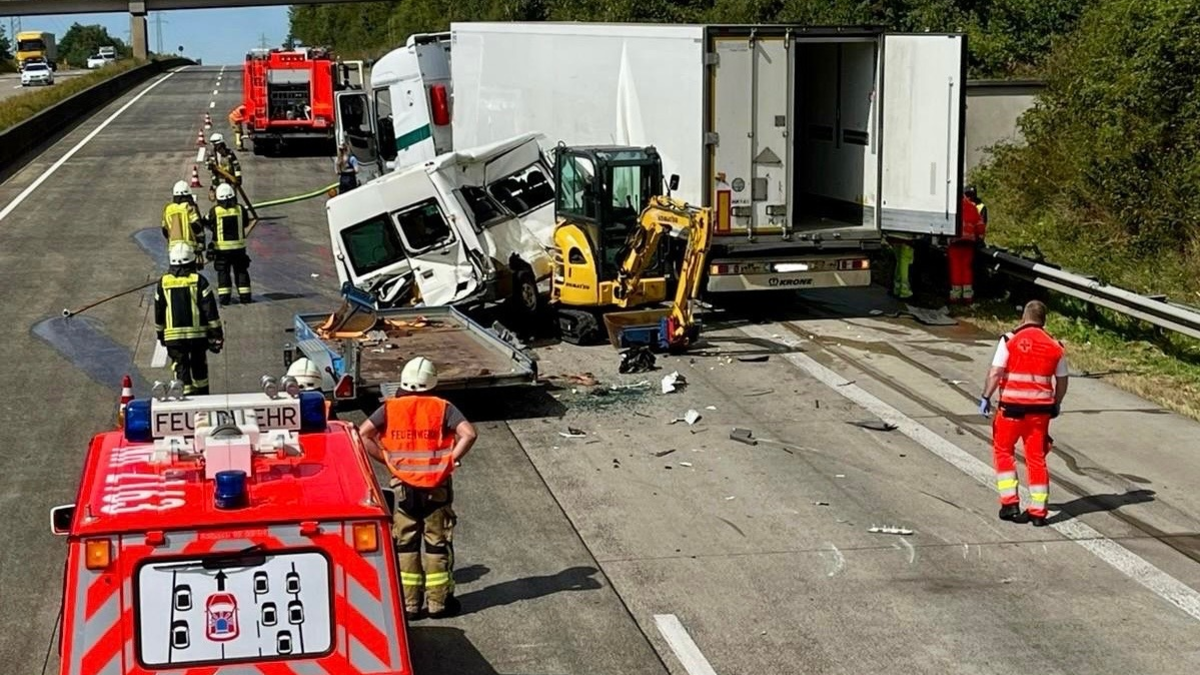 FW VG Asbach: Verkehrsunfall auf der A3 - Lkw und Transporter kollidieren / langer Rückstau am Montagmittag - Foto: presseportal.de