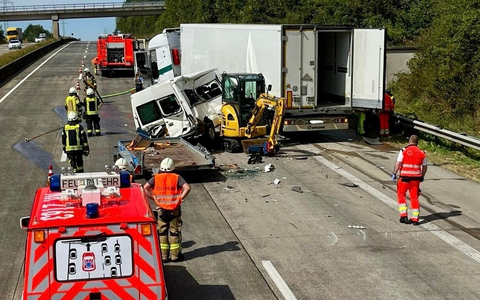 FW VG Asbach: Verkehrsunfall auf der A3 - Lkw und Transporter kollidieren / langer Rückstau am Montagmittag - Foto: presseportal.de