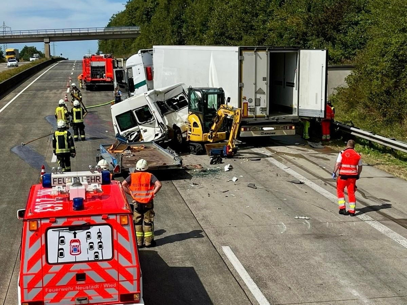 FW VG Asbach: Verkehrsunfall auf der A3 - Lkw und Transporter kollidieren / langer Rückstau am Montagmittag - Foto: presseportal.de