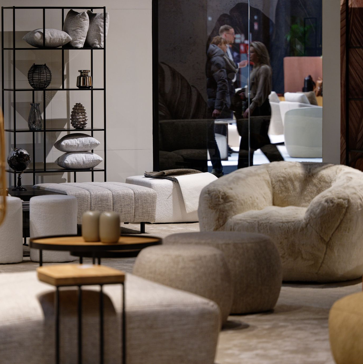 Möbel bei der Einrichtungsmesse IMM im Jahr 2024. Für 2025 wurde die Messe abgesagt. (Archivbild) - Foto: Henning Kaiser/dpa