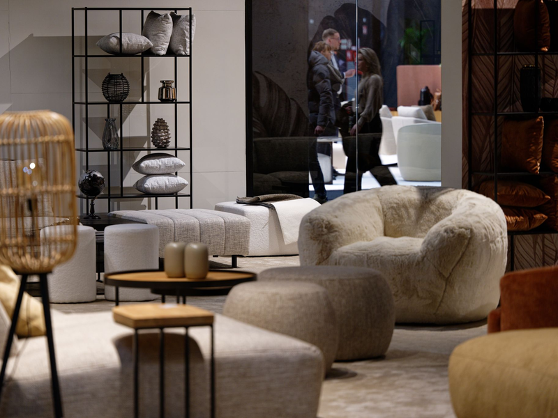 Möbel bei der Einrichtungsmesse IMM im Jahr 2024. Für 2025 wurde die Messe abgesagt. (Archivbild) - Foto: Henning Kaiser/dpa