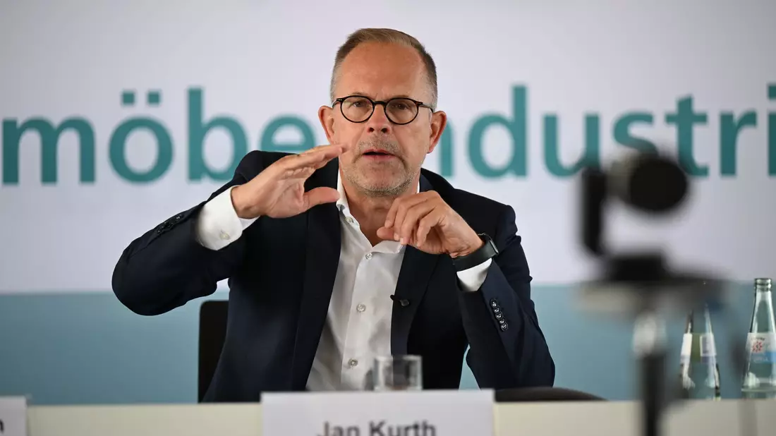Möbelindustrie-Vertreter Jan Kurth stellte ernüchternde Zahlen vor. Künftig soll es aber bergauf gehen, so seine Hoffnung. - Bild: Wolf von Dewitz/dpa