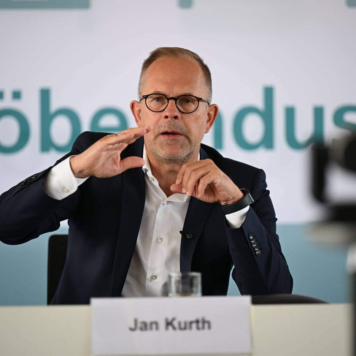 Möbelindustrie-Vertreter Jan Kurth stellte ernüchternde Zahlen vor. Künftig soll es aber bergauf gehen, so seine Hoffnung. - Foto: Wolf von Dewitz/dpa