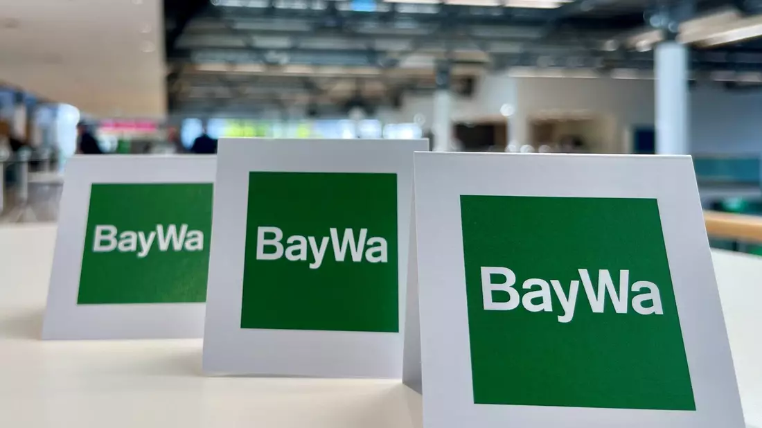Tischaufsteller bei der Baywa-Hauptversammlung in München. Ein Jahr nach der Fast-Pleite des Traditionsunternehmens hat sich die Staatsanwaltschaft mit einem Ermittlungsverfahren eingeschaltet. (Symbolbild)   - Bild: Carsten Hoefer/dpa