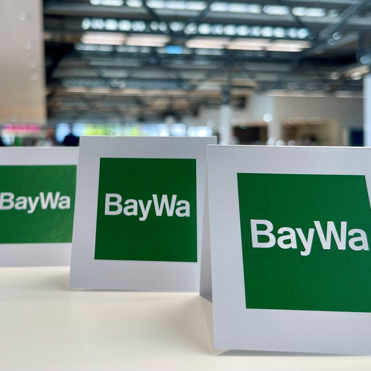 Tischaufsteller bei der Baywa-Hauptversammlung in München. Ein Jahr nach der Fast-Pleite des Traditionsunternehmens hat sich die Staatsanwaltschaft mit einem Ermittlungsverfahren eingeschaltet. (Symbolbild)   - Foto: Carsten Hoefer/dpa