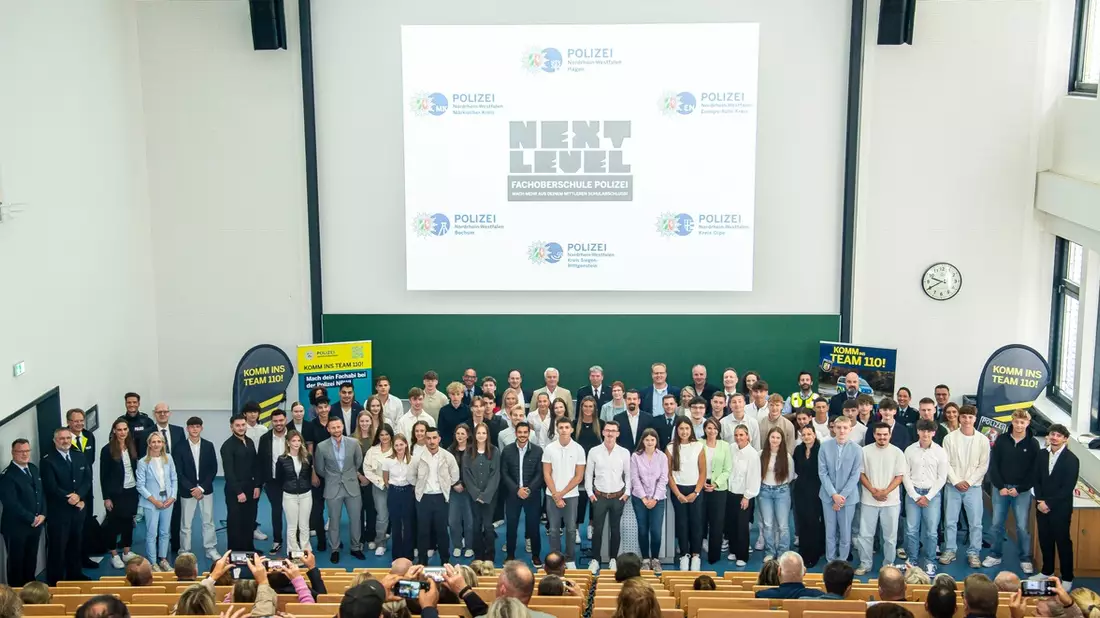 POL-EN: Ennepe-Ruhr-Kreis/Hagen: Fachoberschule Polizei: Ausbildungsleitung begrüßt neue Schülerinnen und Schüler in Hagen - Bild: presseportal.de