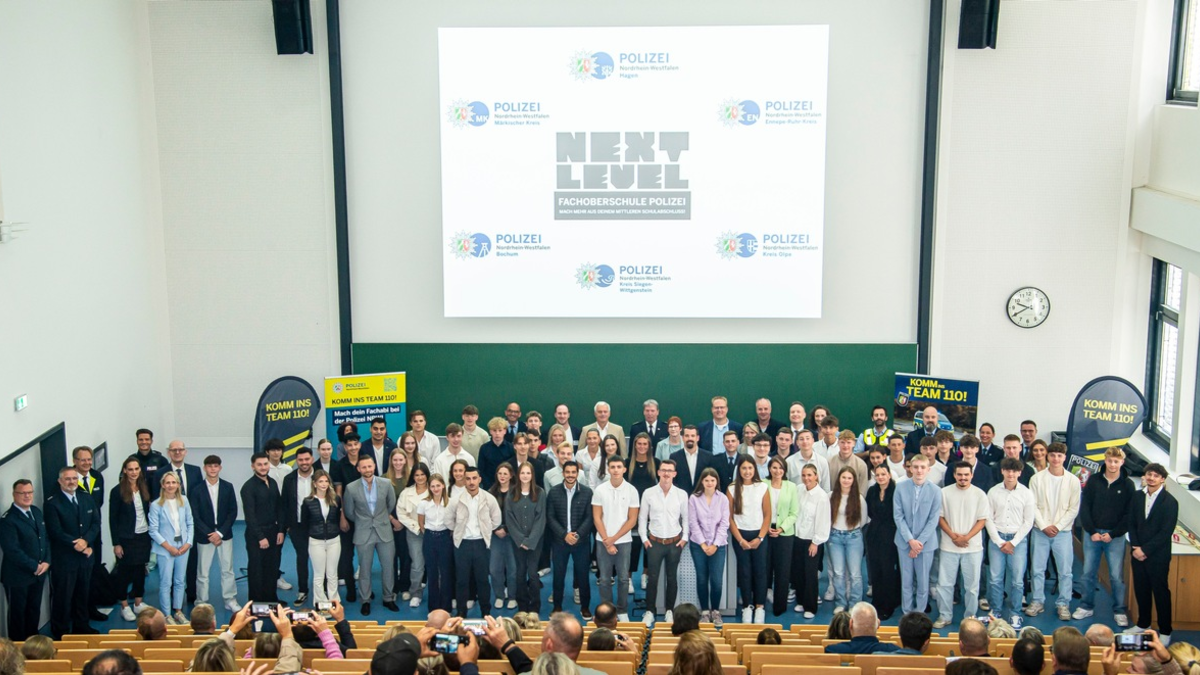 POL-EN: Ennepe-Ruhr-Kreis/Hagen: Fachoberschule Polizei: Ausbildungsleitung begrüßt neue Schülerinnen und Schüler in Hagen - Foto: presseportal.de
