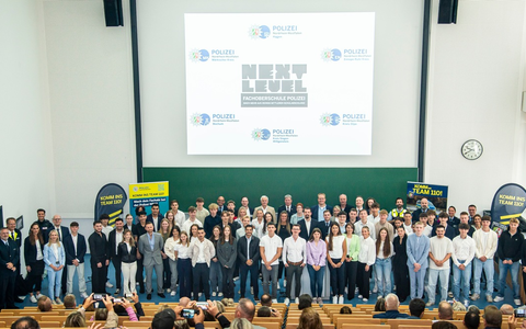 POL-EN: Ennepe-Ruhr-Kreis/Hagen: Fachoberschule Polizei: Ausbildungsleitung begrüßt neue Schülerinnen und Schüler in Hagen - Foto: presseportal.de POL-EN: Ennepe-Ruhr-Kreis/Hagen: Fachoberschule Polizei: Ausbildungsleitung begrüßt neue Schülerinnen und Schüler in Hagen - Foto: presseportal.de