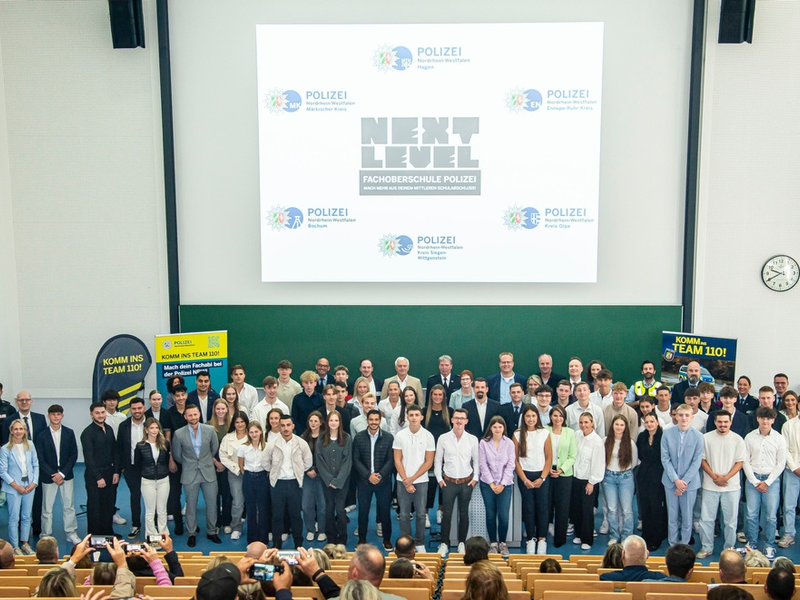 POL-HA: Fachoberschule Polizei: Ausbildungsleitung begrüßt neue Schülerinnen und Schüler in Hagen - Foto: presseportal.de