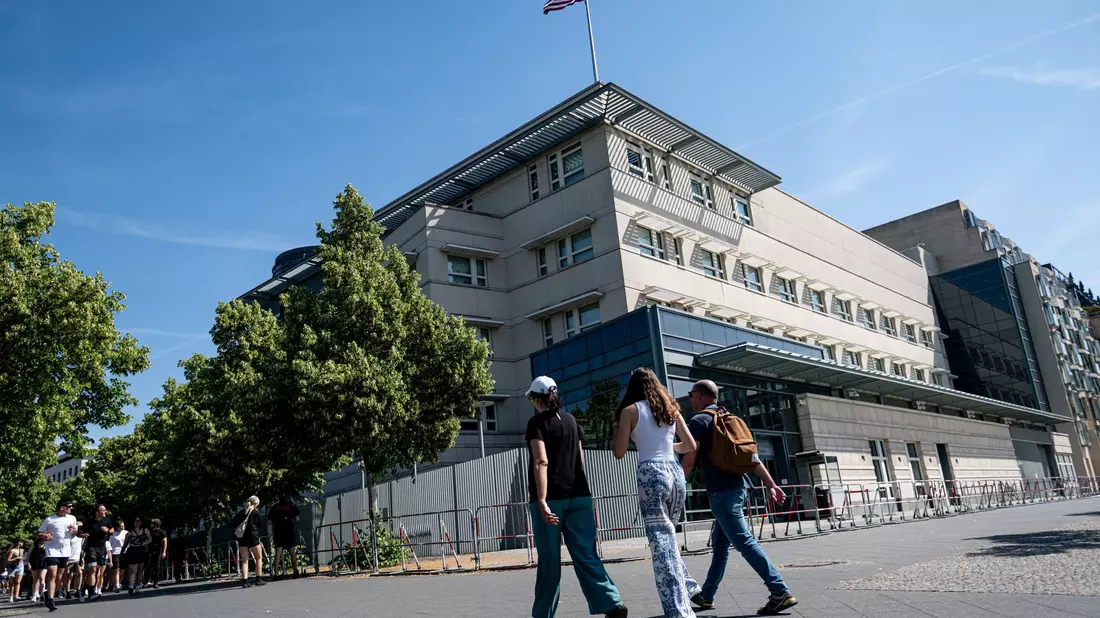 Die US-amerikanische Botschaft in Berlin lobt das mutige Eingreifen des 20 Jahre alten US-Bürgers. Laut Polizei soll er eingeschritten sein, als zwei Männer junge Frauen belästigten. Daraufhin wurde der 20-Jährige mit einem Messer angegriffen. (Archivbild) - Bild: Fabian Sommer/dpa