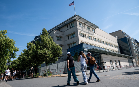Die US-amerikanische Botschaft in Berlin lobt das mutige Eingreifen des 20 Jahre alten US-Bürgers. Laut Polizei soll er eingeschritten sein, als zwei Männer junge Frauen belästigten. Daraufhin wurde der 20-Jährige mit einem Messer angegriffen. (Archivbild) - Foto: Fabian Sommer/dpa Die US-amerikanische Botschaft in Berlin lobt das mutige Eingreifen des 20 Jahre alten US-Bürgers. Laut Polizei soll er eingeschritten sein, als zwei Männer junge Frauen belästigten. Daraufhin wurde der 20-Jährige mit einem Messer angegriffen. (Archivbild) - Foto: Fabian Sommer/dpa