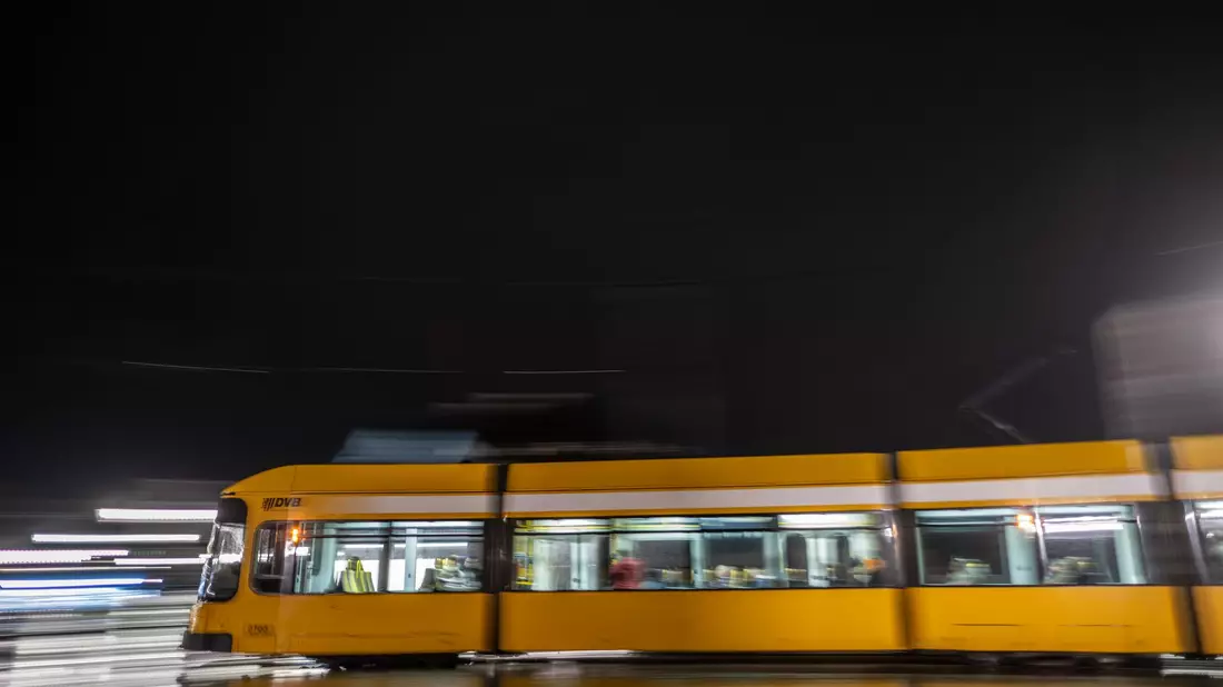 Im Fall der Messerattacke in einer Dresdner Straßenbahn befindet sich einer der beiden Tatverdächtigen in Untersuchungshaft (Symbolbild)  - Bild: Robert Michael/dpa