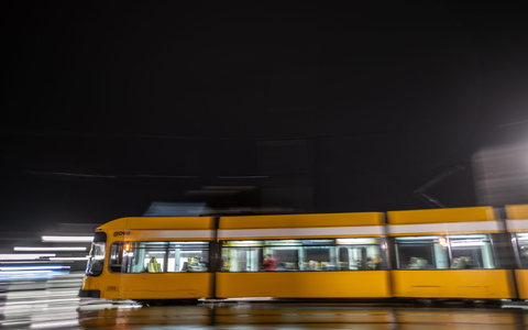 Im Fall der Messerattacke in einer Dresdner Straßenbahn befindet sich einer der beiden Tatverdächtigen in Untersuchungshaft (Symbolbild) - Foto: Robert Michael/dpa Im Fall der Messerattacke in einer Dresdner Straßenbahn befindet sich einer der beiden Tatverdächtigen in Untersuchungshaft (Symbolbild) - Foto: Robert Michael/dpa