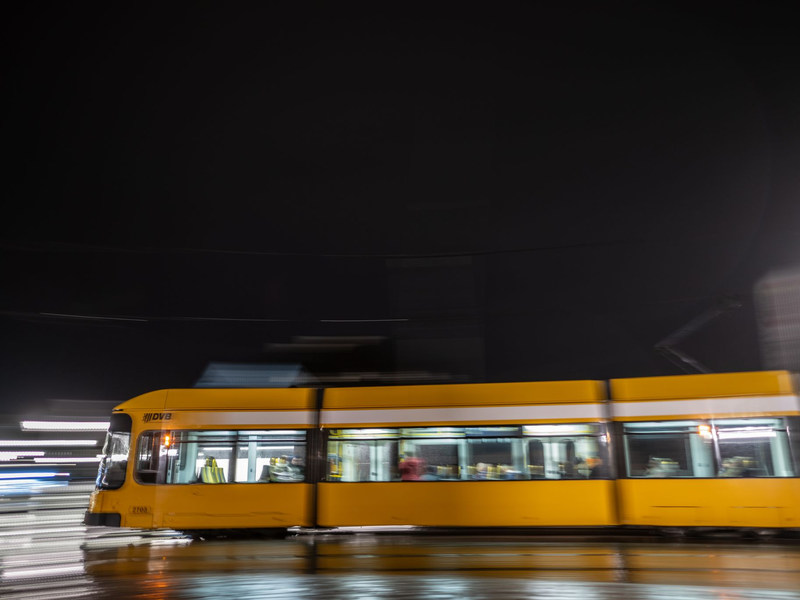 Im Fall der Messerattacke in einer Dresdner Straßenbahn befindet sich einer der beiden Tatverdächtigen in Untersuchungshaft (Symbolbild)  - Foto: Robert Michael/dpa