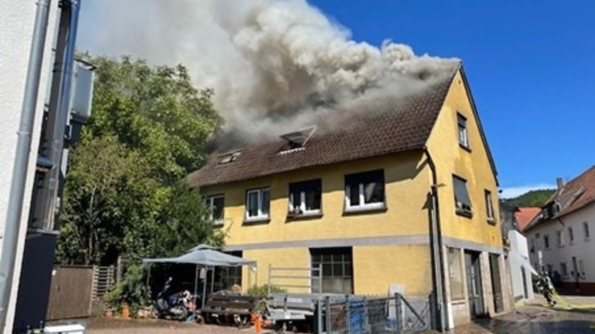 POL-PDPS: Dachstuhl steht in Flammen - Foto: presseportal.de
